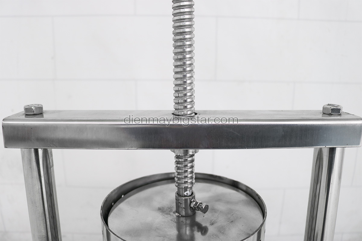 may ep nuoc cot dua bang tay 1.4