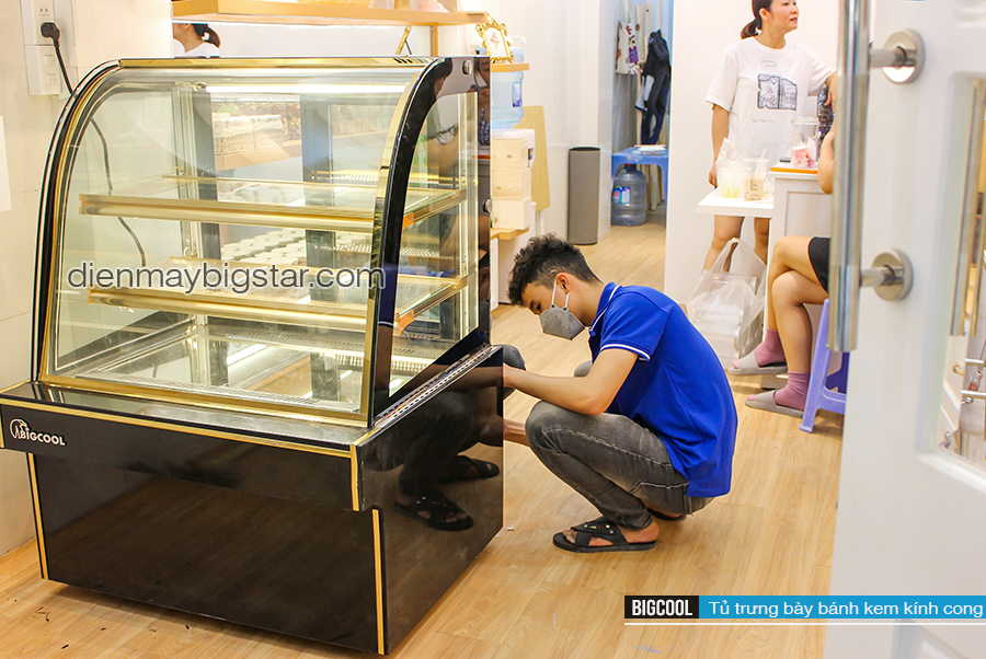 tu trung bay banh kem kinh cong 900mm bigcool 34