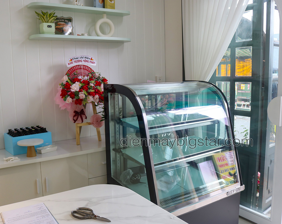 Tủ trưng bày bánh kem kính cong BERJAYA CCS09SB13-2FB 900mm 9 tu banh kem kinh cong BERJAYA CCS09SB13 2FB 900mm 1