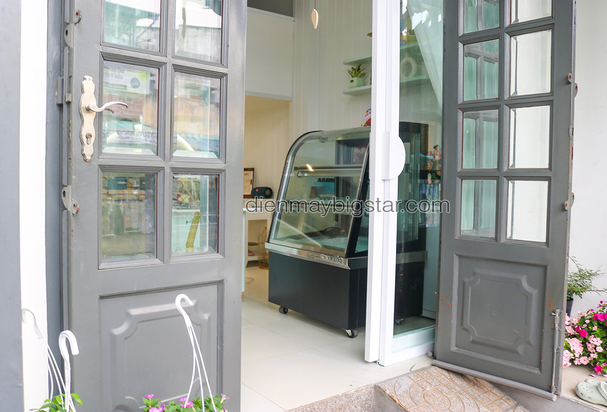 Tủ trưng bày bánh kem kính cong BERJAYA CCS09SB13-2FB 900mm 12 tu banh kem kinh cong BERJAYA CCS09SB13 2FB 900mm 2