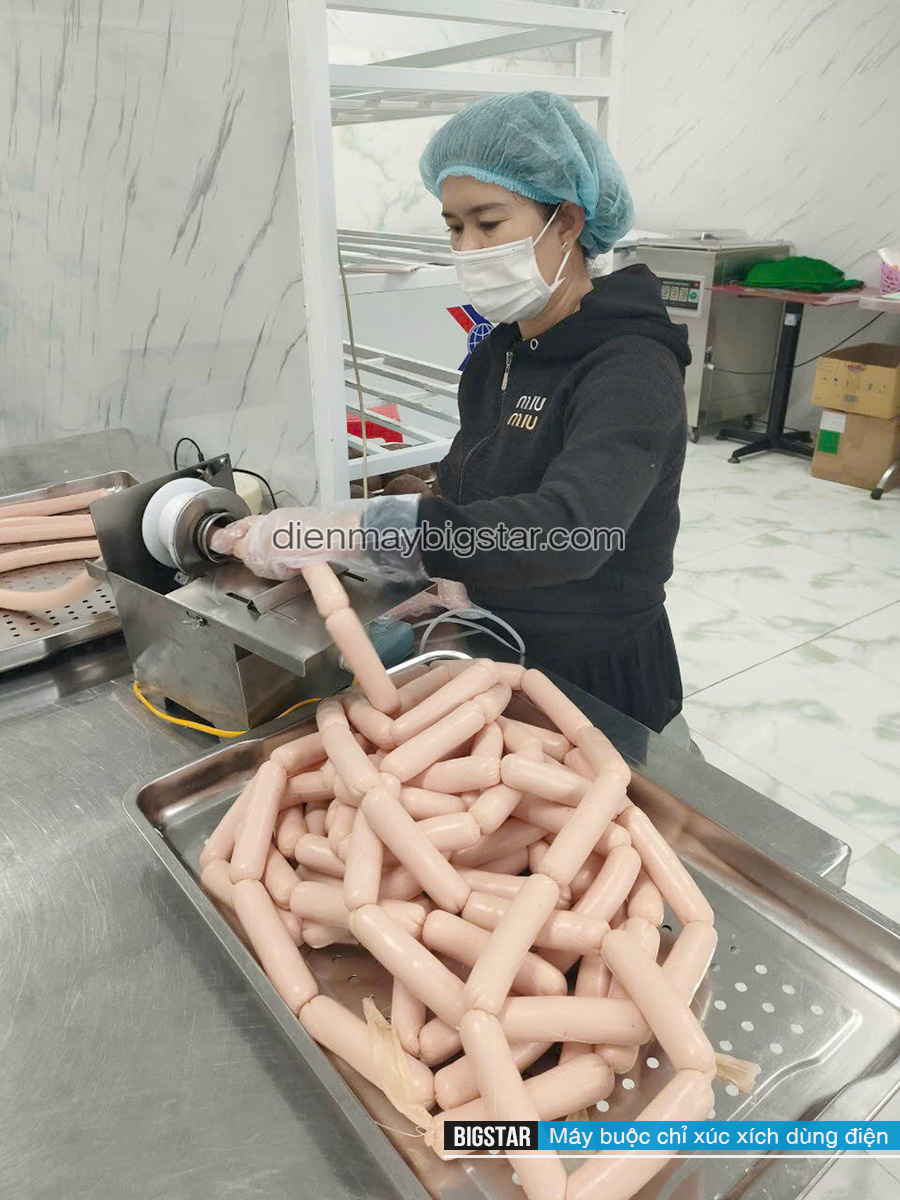Máy buộc xúc xích lạp xưởng dùng điện