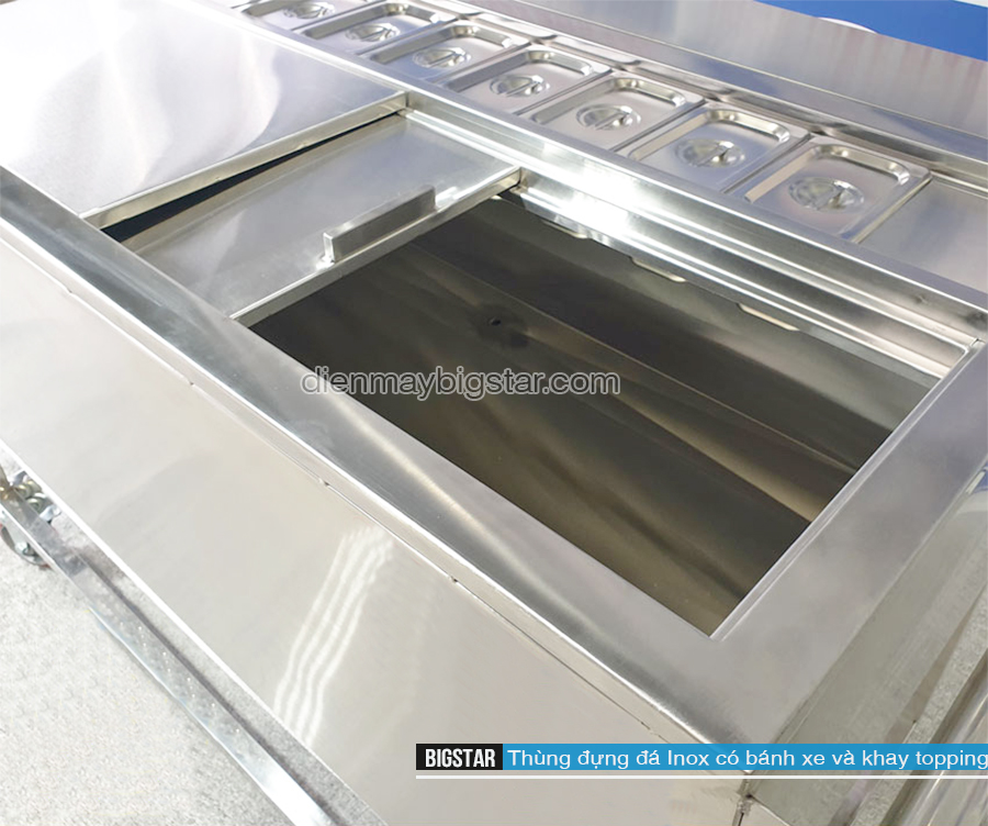 thung dung da inox co banh xe va khay topping