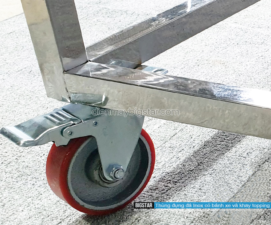 thung dung da inox co banh xe va khay topping 6