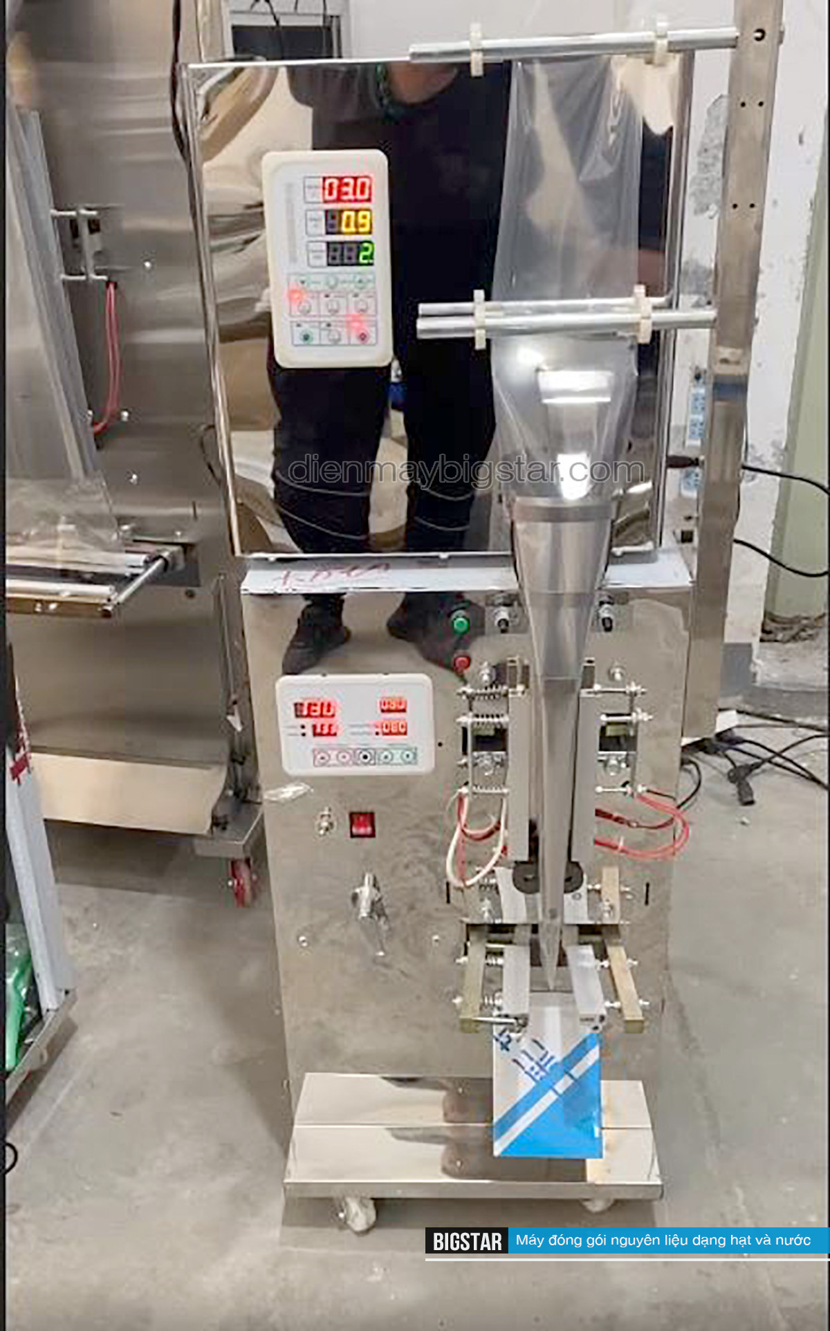 may dong goi nguyen lieu dang hat va nuoc 2