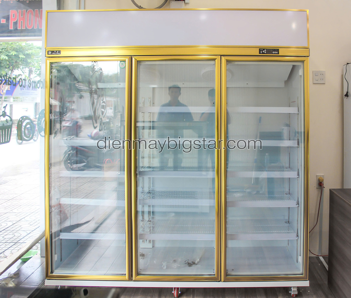 don hang tu mat 3 canh dai loan va tu trung bay banh kem kinh cong giao tai tra vinh