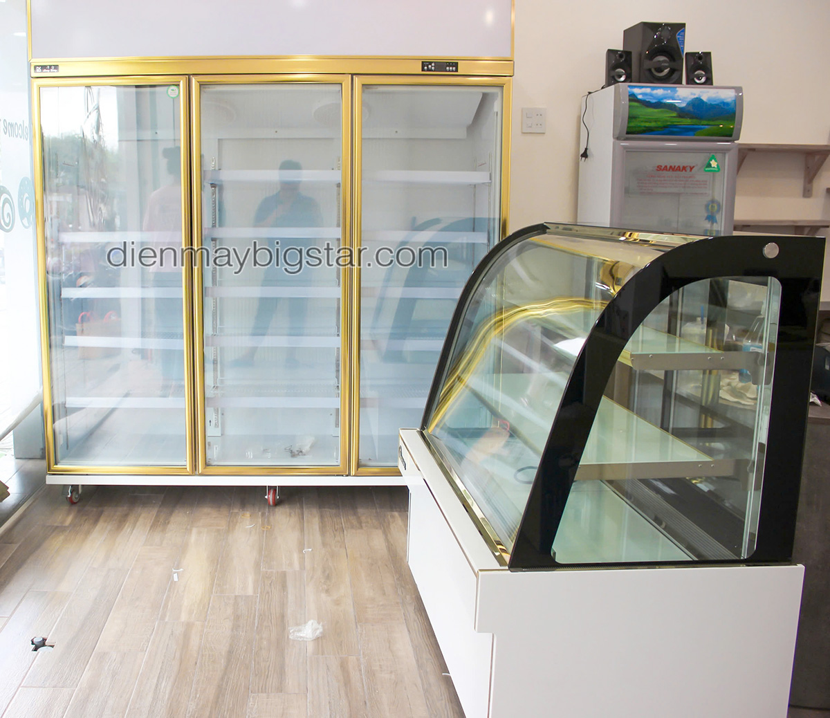 don hang tu mat 3 canh dai loan va tu trung bay banh kem kinh cong giao tai tra vinh 2