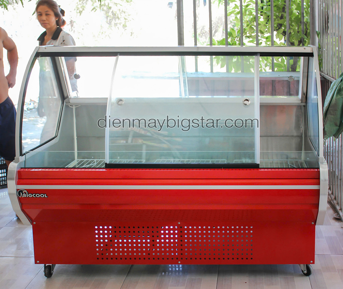 don hang tu trung bay thit sieu thi 1m6 SC 1 6 giao tai binh duong