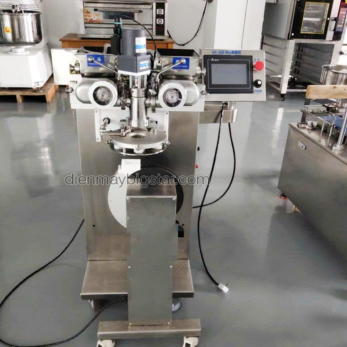 may vo vien hat tran chau cong nghiep 2025 2